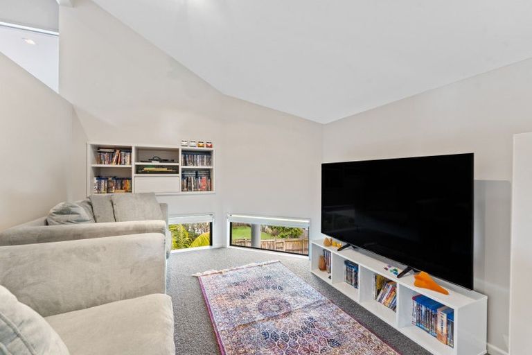 Photo of property in 34 Lagoon Way, West Harbour, Auckland, 0618