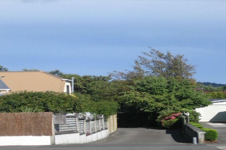 Photo of property in 2/4 Sutherland Avenue, Silverstream, Upper Hutt, 5019