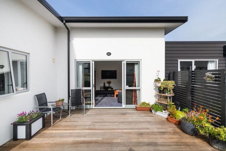 Photo of property in 4 Saint Heliers Grove, Fitzherbert, Palmerston North, 4410