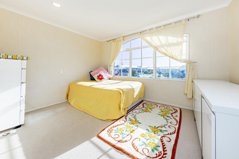Photo of property in 42 Thornbury Crescent, East Tamaki Heights, Auckland, 2016