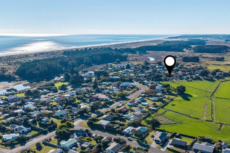 Photo of property in 674 Waikawa Beach Road, Waikawa Beach, Levin, 5573