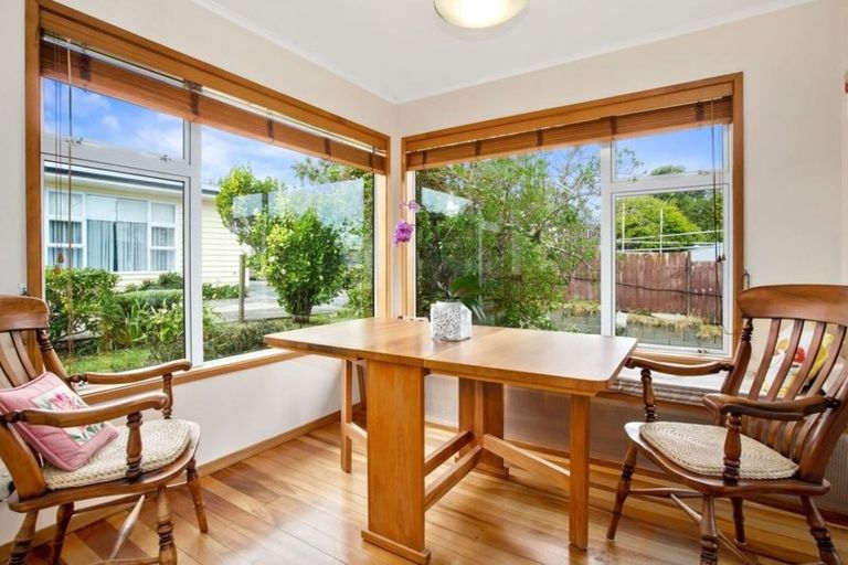 Photo of property in 42 Turville Crescent, Newlands, Wellington, 6037