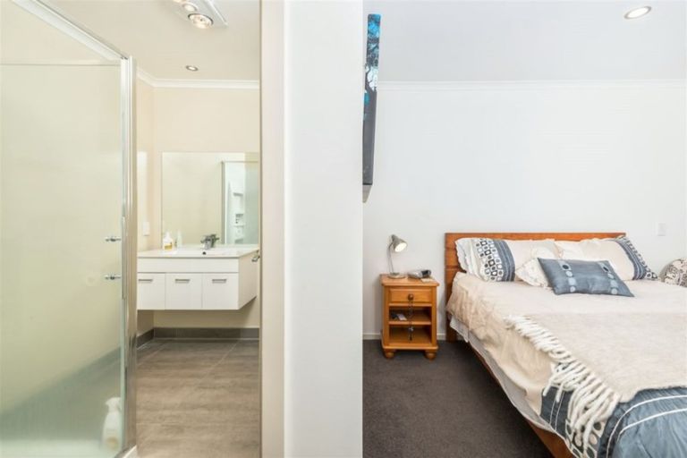 Photo of property in 31 Springvale Drive, Fairview Heights, Auckland, 0632