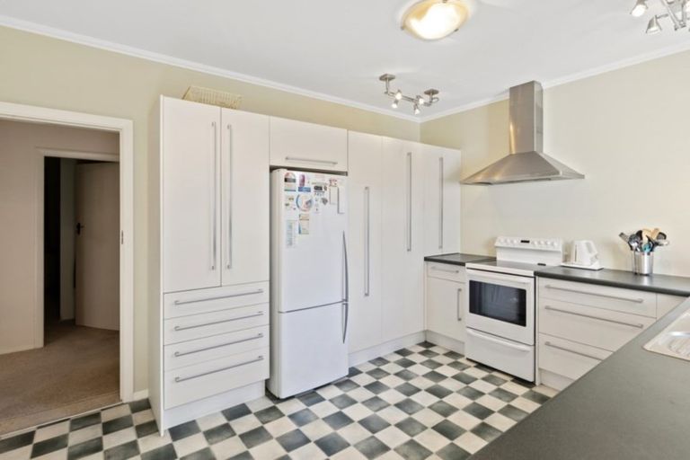 Photo of property in 10 Pukatea Street, Eastbourne, Lower Hutt, 5013