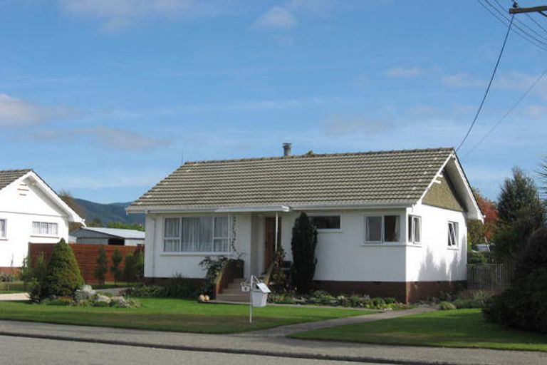 Photo of property in 6 Holmes Street, Waimate, 7924