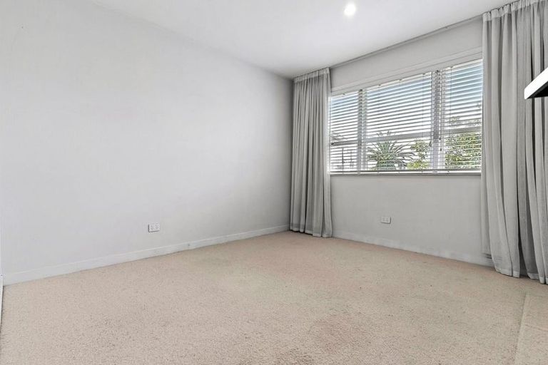 Photo of property in 73 Dale Crescent, Pakuranga, Auckland, 2010