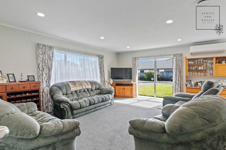 Photo of property in 27 Trossach Place, Wattle Downs, Auckland, 2103