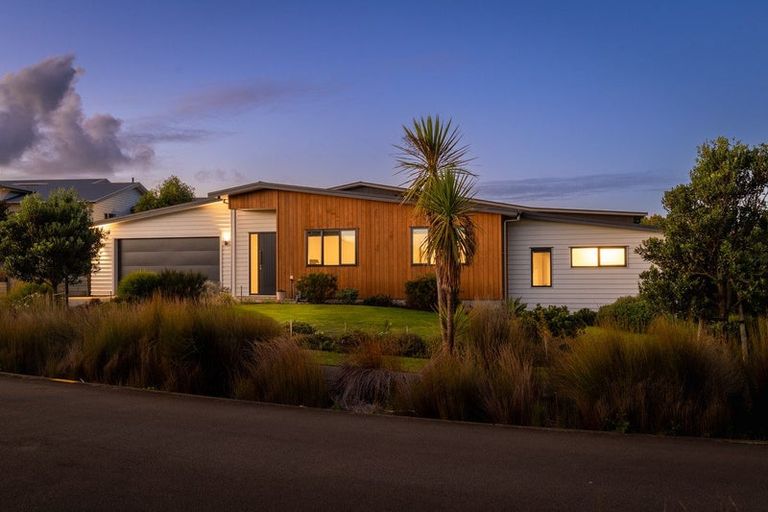 Photo of property in 21 Ferndale Drive, Waikanae, 5036