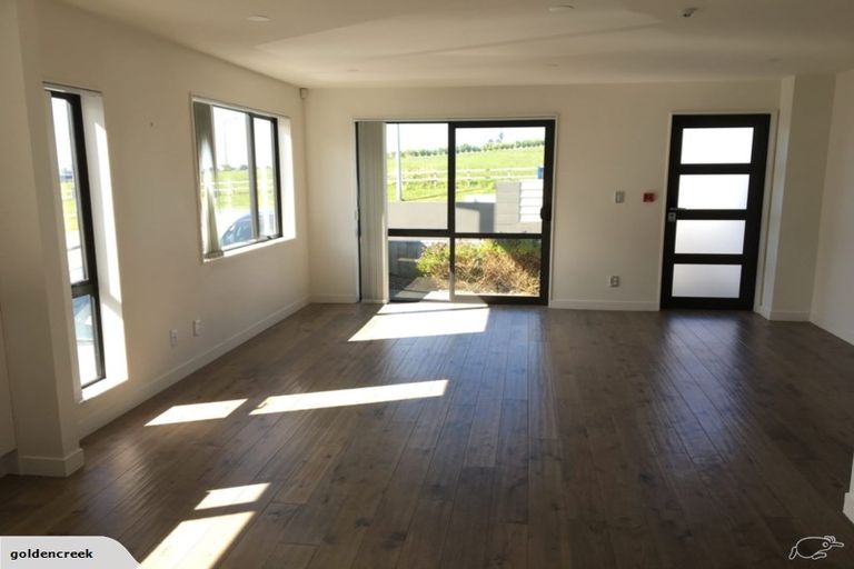 Photo of property in 16 Peony Mews, Oteha, Auckland, 0632