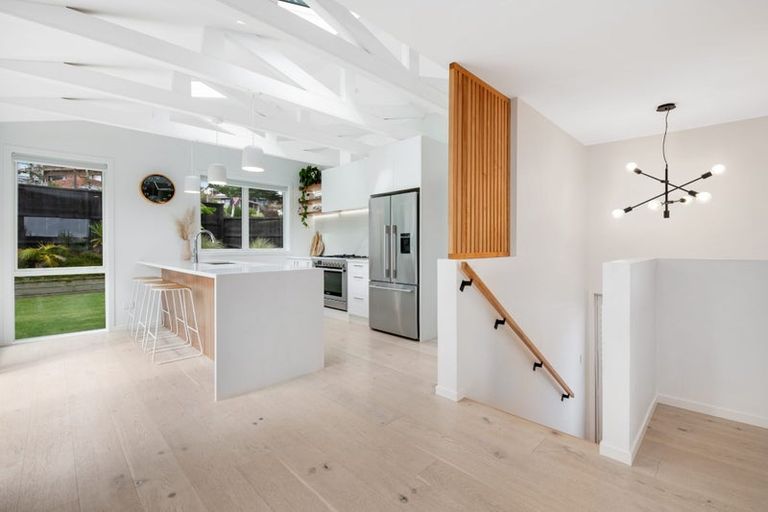 Photo of property in 10 Pohutukawa Avenue, Red Beach, 0932