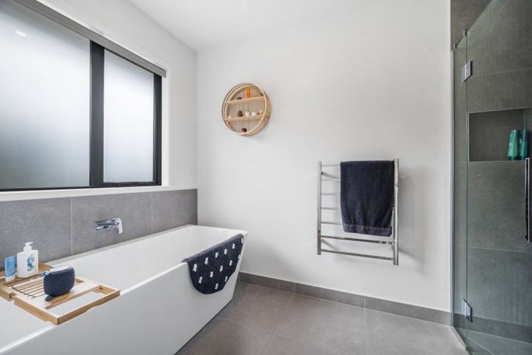 Photo of property in 124 Highland Drive, Acacia Bay, Taupo, 3385