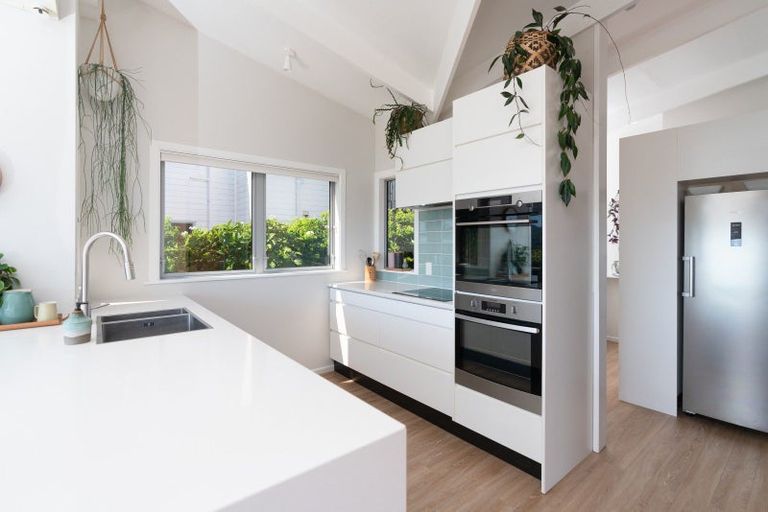 Photo of property in 15 Rangitane Street, Maupuia, Wellington, 6022