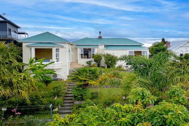 Photo of property in 13 Roslyn Road, Bluff Hill, Napier, 4110