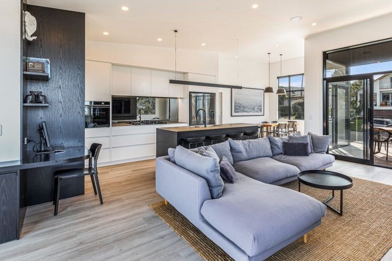 Photo of property in 39 Hyde Road, Rothesay Bay, Auckland, 0630