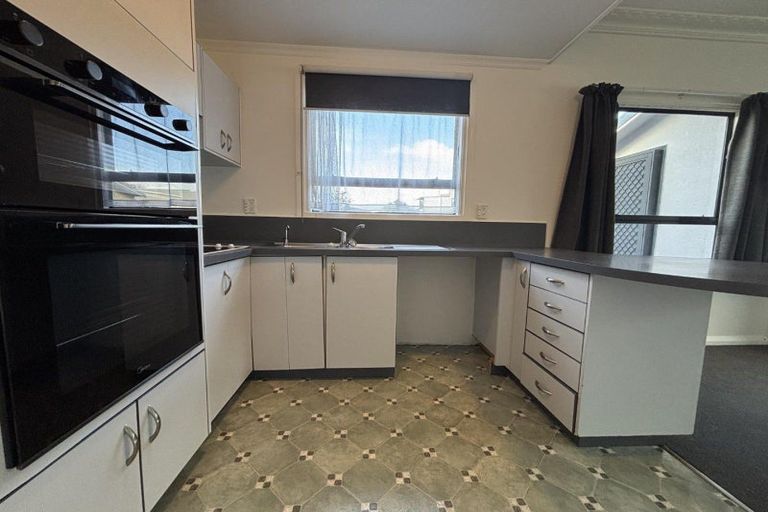 Photo of property in 28 Breakwater Road, Moturoa, New Plymouth, 4310