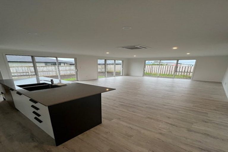 Photo of property in 31 Kaurinui Crescent, One Tree Point, 0118