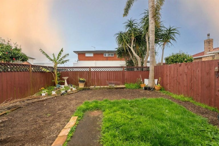 Photo of property in 4/6 Ray Small Drive, Papakura, 2110