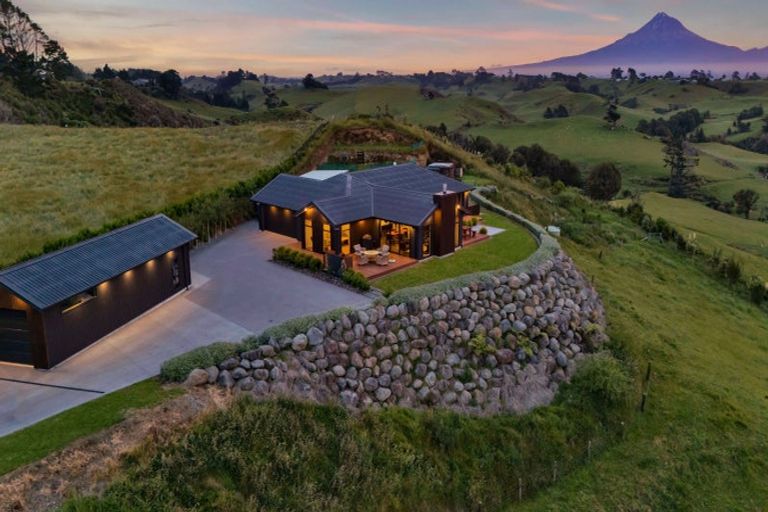 Photo of property in 956 Richmond Road, Lepperton, New Plymouth, 4373