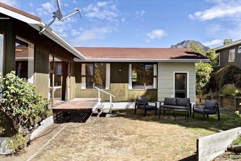 Photo of property in 16 Argyle Place, Arrowtown, 9302