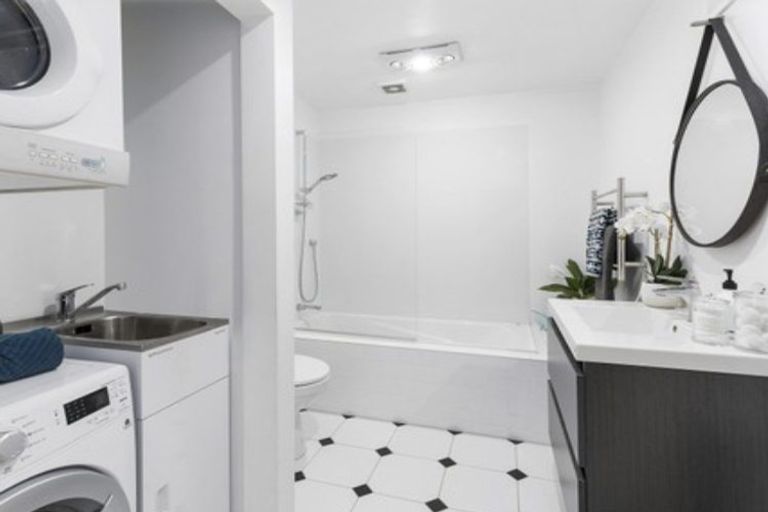 Photo of property in 16 Lawson Place, Mount Victoria, Wellington, 6011