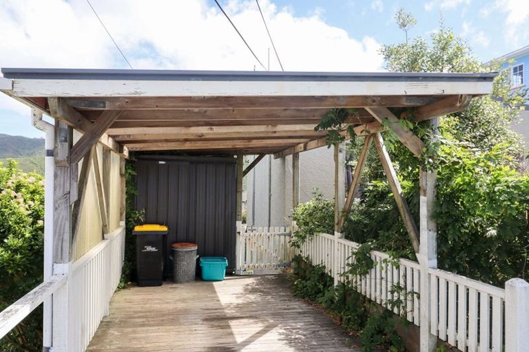 Photo of property in 140 The Ridgeway, Mornington, Wellington, 6021