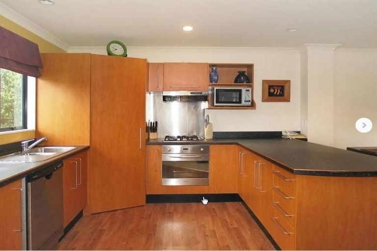 Photo of property in 2 Stella Grove, Newlands, Wellington, 6037