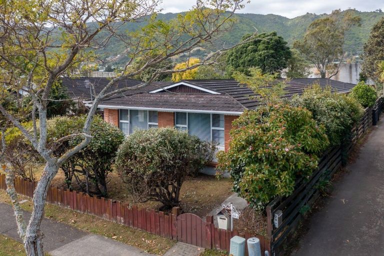 Photo of property in 30a Rewarewa Crescent, Waikanae, 5036