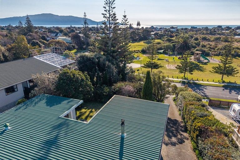 Photo of property in 38 Queens Road, Waikanae Beach, Waikanae, 5036
