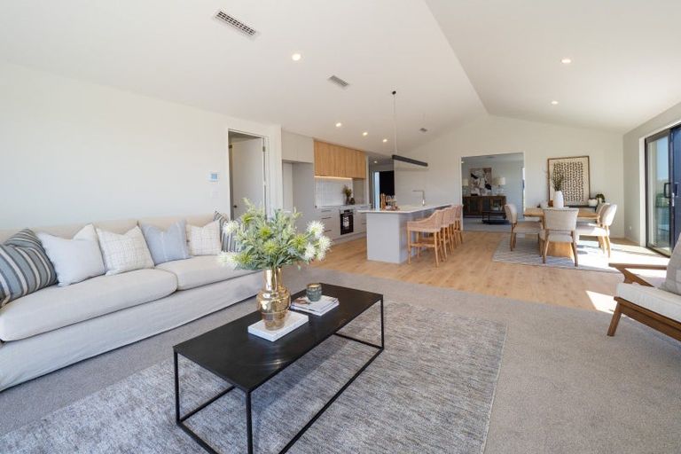 Photo of property in 14 Village Green Drive, Huntingdon, 7774