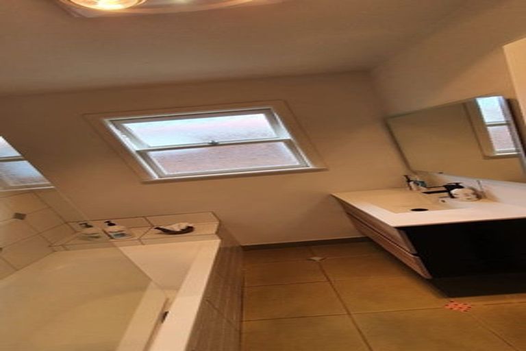 Photo of property in 2/34 Valley View Road, Glenfield, Auckland, 0629