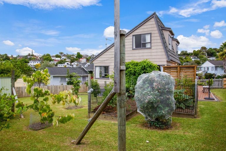 Photo of property in 13 Tetrarch Place, Totara Vale, Auckland, 0629