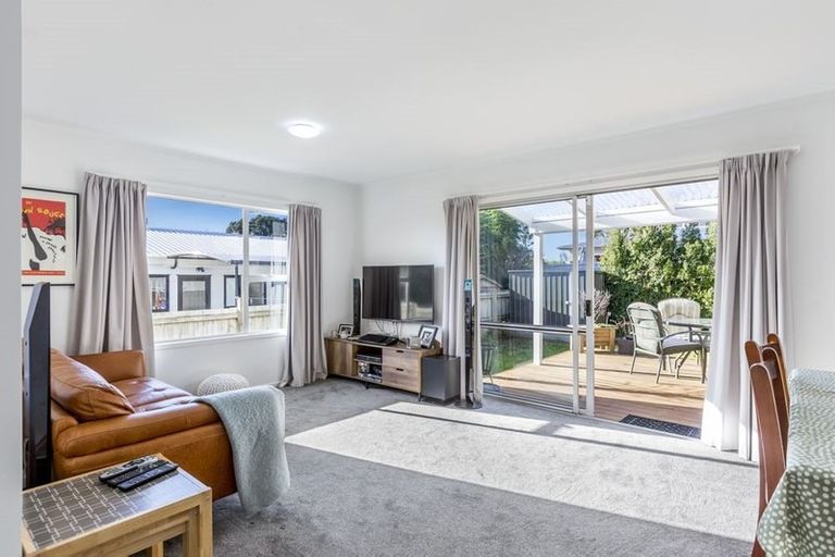 Photo of property in 2/49 Tramway Road, Beach Haven, Auckland, 0626