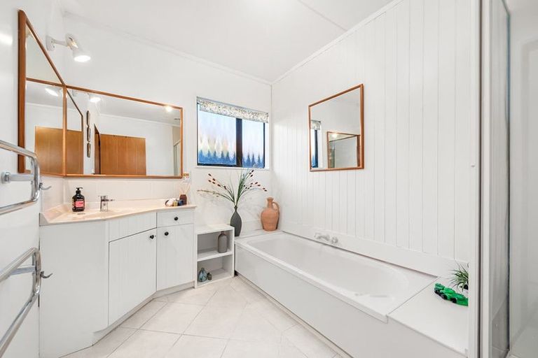 Photo of property in 8 Runanga Grove, Waikanae, 5036