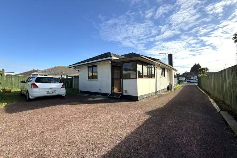 Photo of property in 6 Durham Street, Te Atatu Peninsula, Auckland, 0610