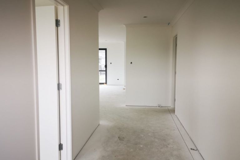 Photo of property in 8 Ropere Street, Kumeu, 0810