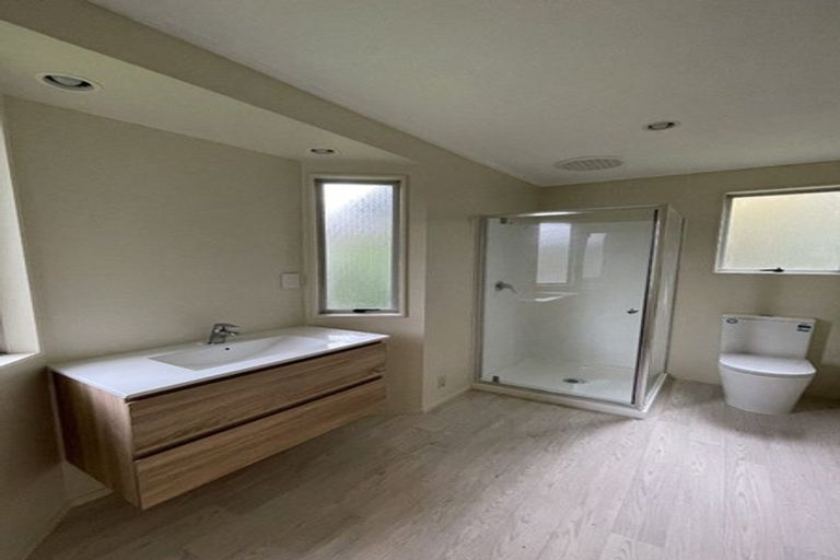 Photo of property in 28 Hinton Place, Weymouth, Auckland, 2103