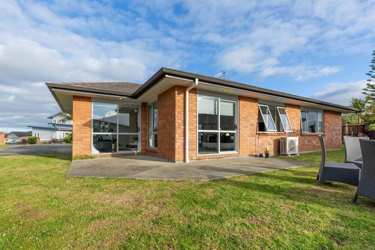 Photo of property in 16 Mcwhirters Farm Lane, Massey, Auckland, 0614