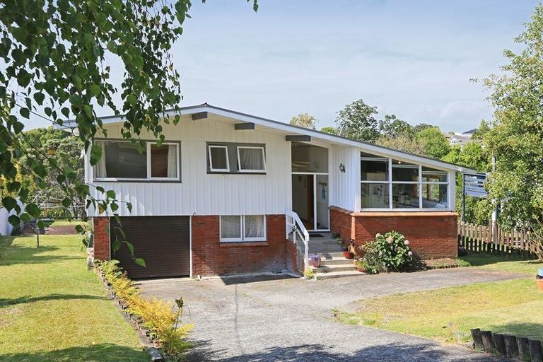 Photo of property in 98 Awaroa Road, Sunnyvale, Auckland, 0612
