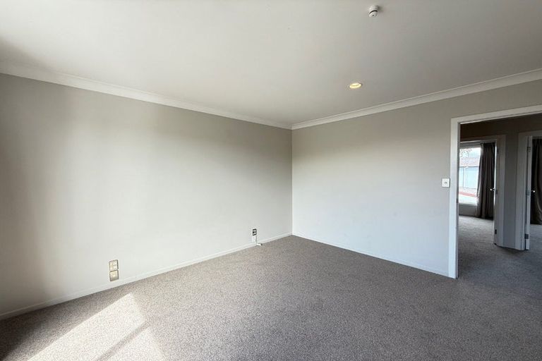 Photo of property in 9b Clearwater Cove, West Harbour, Auckland, 0618