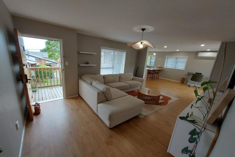 Photo of property in 1/367 Wairau Road, Totara Vale, Auckland, 0629