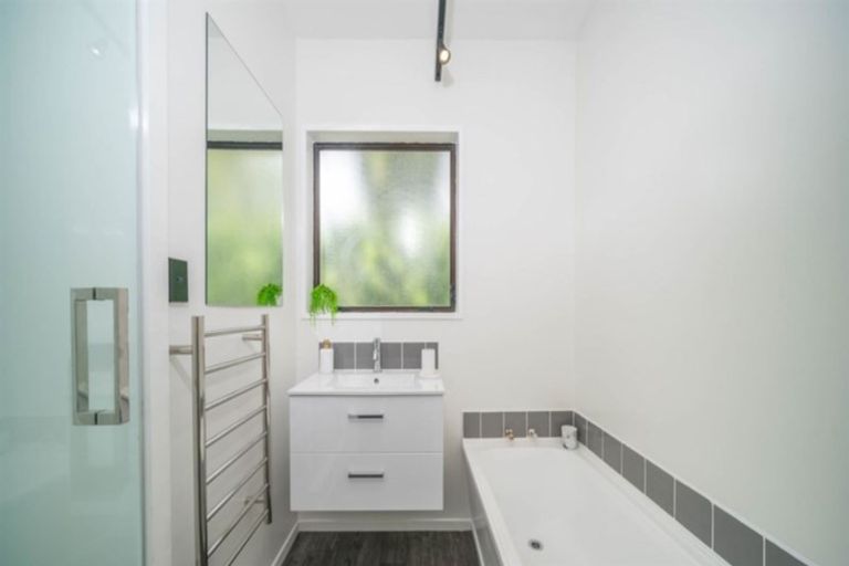 Photo of property in 2/92c Englefield Road, Northwood, Christchurch, 8051