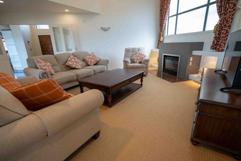 Photo of property in 40 Dress Circle, Newlands, Wellington, 6037