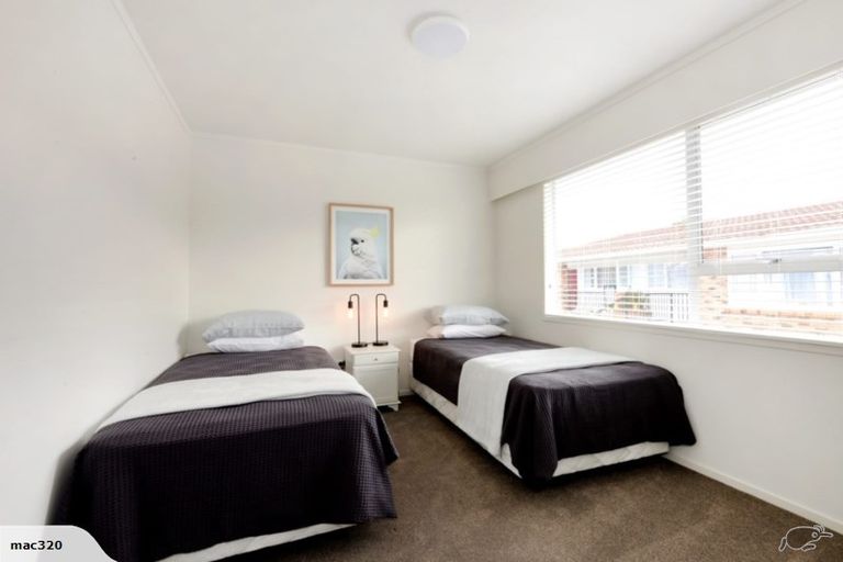 Photo of property in 2/611 Beach Road, Rothesay Bay, Auckland, 0630