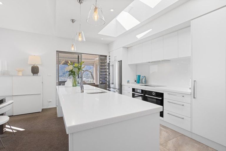 Photo of property in 16 Harbour View Heights, Picton, 7220