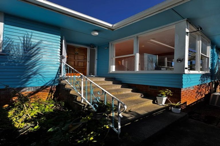 Photo of property in 75 Avonleigh Road, Green Bay, Auckland, 0604