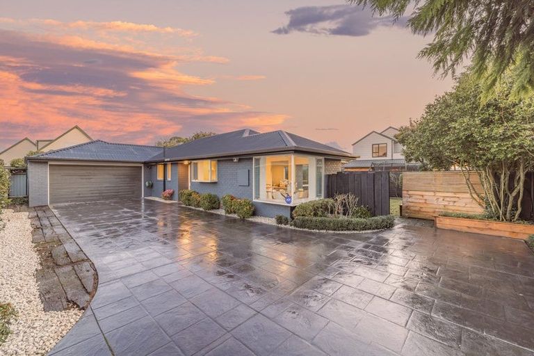 Photo of property in 2/97a Grimseys Road, Redwood, Christchurch, 8051