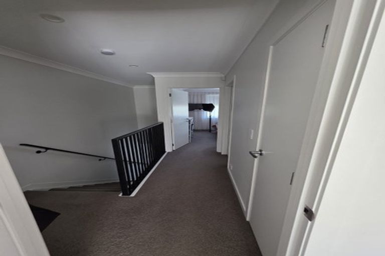Photo of property in 14 Rauriki Lane, Rosehill, Papakura, 2113