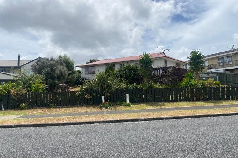 Photo of property in 27 Moncrieff Avenue, Clendon Park, Auckland, 2103