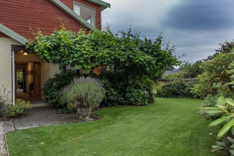 Photo of property in 6 Heuchan Lane, Wanaka, 9305