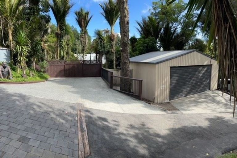 Photo of property in 560 Scenic Drive, Waiatarua, Auckland, 0612